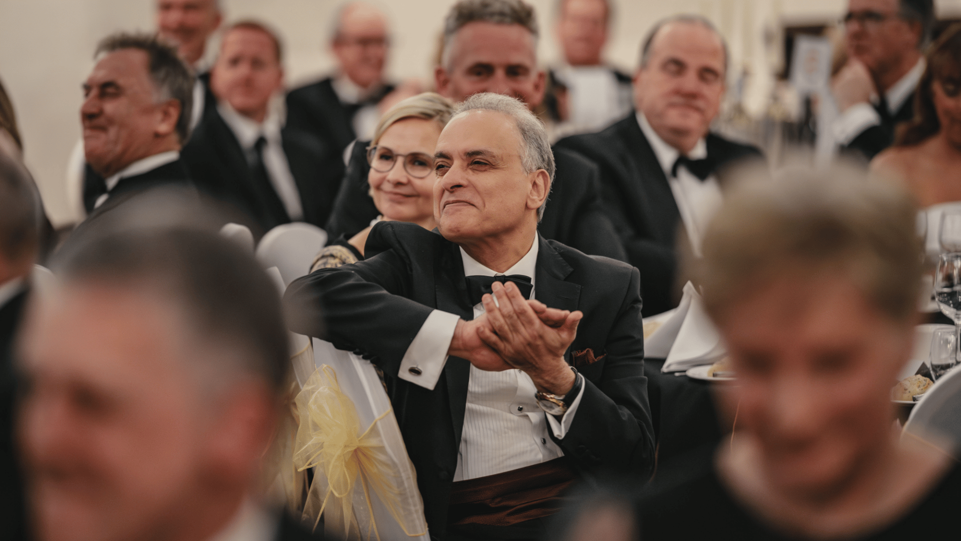 A man applauding at an awards ceremony 